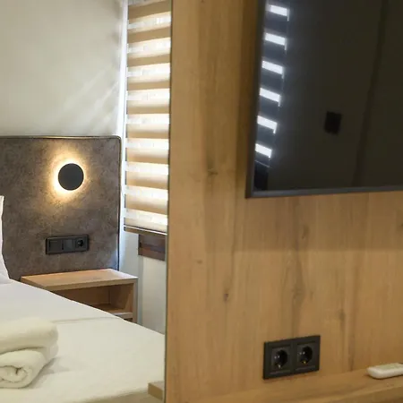 Anesis Aparthotel 3*